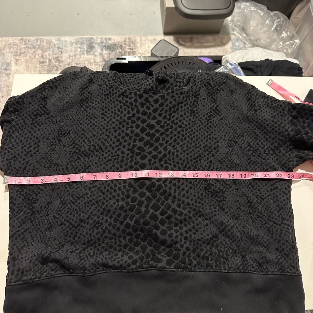 Rails Cropped Black Hoodie - Picture 5 of 6